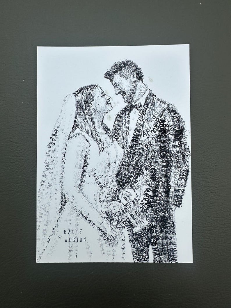 Puede incluir: Un retrato en blanco y negro de una pareja con ropa de boda, creado completamente a partir de sellos de texto repetidos con la fecha APR 25 2025. Los nombres KATIE WESTON est&aacute;n impresos en la esquina inferior izquierda de esta l&aacute;mina rectangular.