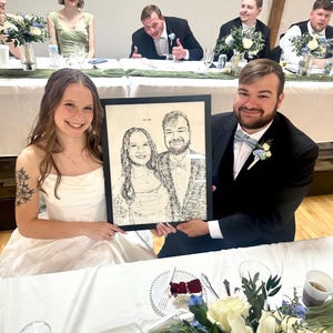 Puede incluir: Un retrato rectangular con marco negro que presenta una detallada ilustraci&oacute;n en blanco y negro hecha con puntos de una pareja. La obra muestra a una persona sonriente de pelo largo junto a una persona con barba y pajarita, reflejando a los sujetos.