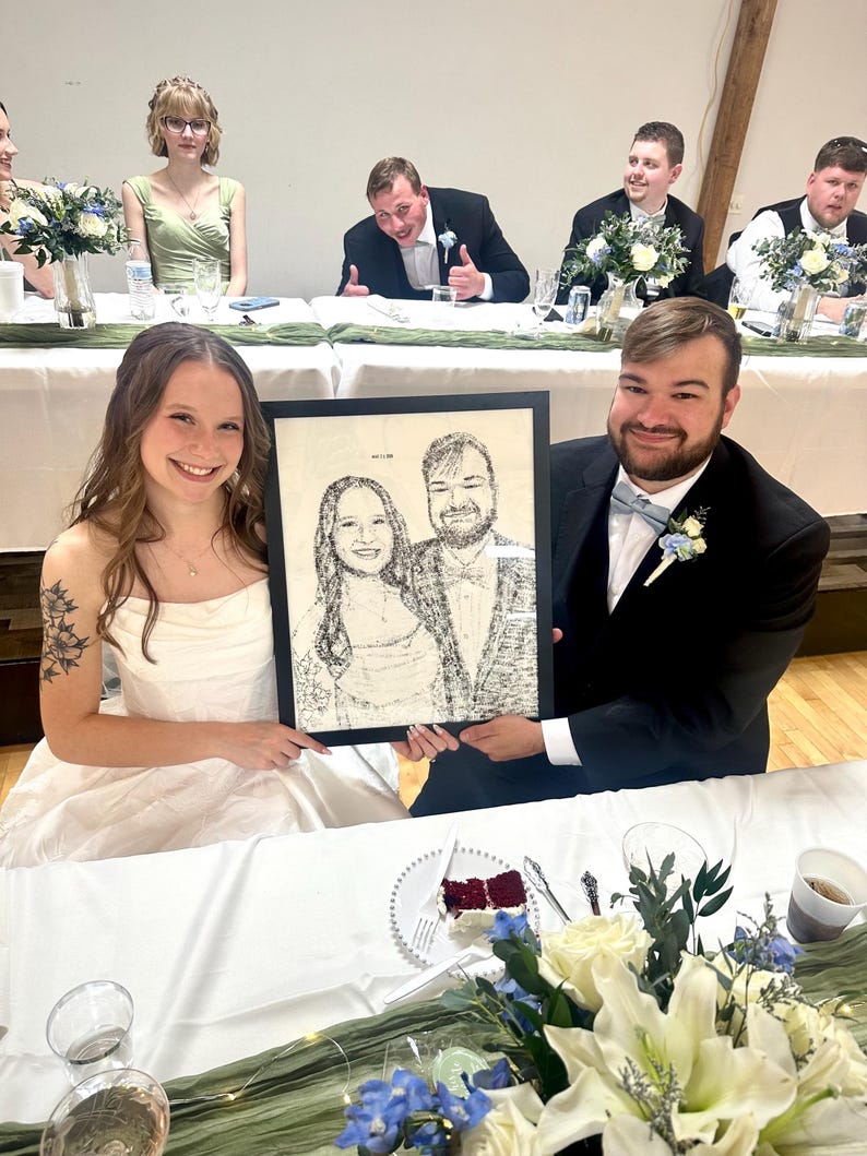Puede incluir: Un retrato rectangular con marco negro que presenta una detallada ilustraci&oacute;n en blanco y negro hecha con puntos de una pareja. La obra muestra a una persona sonriente de pelo largo junto a una persona con barba y pajarita, reflejando a los sujetos.