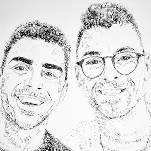 Puede incluir: Un retrato tipogr&aacute;fico en blanco y negro de dos personas sonrientes. La imagen est&aacute; construida completamente con el texto repetido 'AUG 19 2023', que forma los rasgos faciales, el cabello y la ropa de ambos sujetos, uno de los cuales usa gafas.