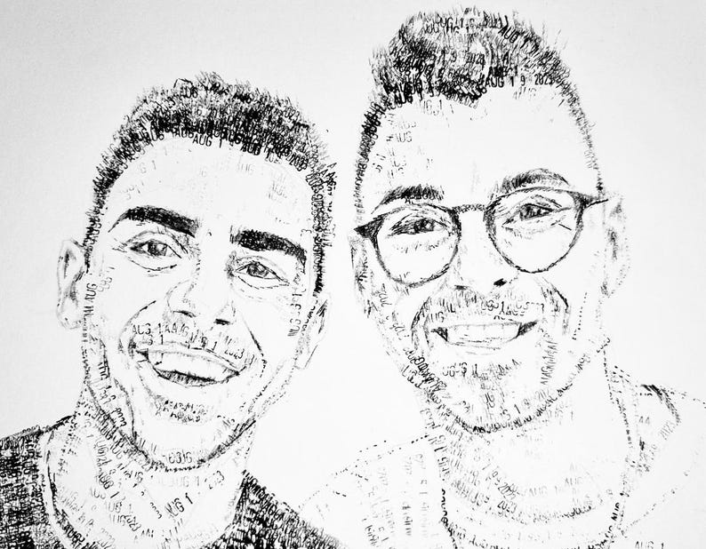 Puede incluir: Un retrato tipogr&aacute;fico en blanco y negro de dos personas sonrientes. La imagen est&aacute; construida completamente con el texto repetido 'AUG 19 2023', que forma los rasgos faciales, el cabello y la ropa de ambos sujetos, uno de los cuales usa gafas.
