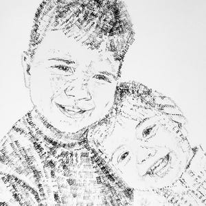 Puede incluir: Un retrato en blanco y negro de dos ni&ntilde;os creado completamente a partir de texto repetido. El texto consiste en las fechas AUG 2 6 2020 y OCT 0 4 2022. El nombre KATIE WESTON est&aacute; impreso en la esquina inferior derecha de la obra.
