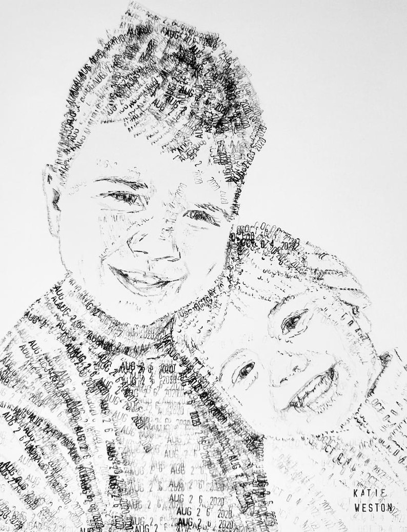 Puede incluir: Un retrato en blanco y negro de dos ni&ntilde;os creado completamente a partir de texto repetido. El texto consiste en las fechas AUG 2 6 2020 y OCT 0 4 2022. El nombre KATIE WESTON est&aacute; impreso en la esquina inferior derecha de la obra.