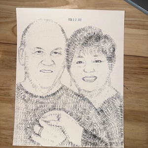 Puede incluir: Un retrato en blanco y negro de dos personas creado enteramente a partir del texto repetido "FEB 2 2 2022". El dibujo muestra a una persona con el pelo corto a la izquierda y a una persona con el pelo hasta los hombros a la derecha, ambas con su&eacute;teres.