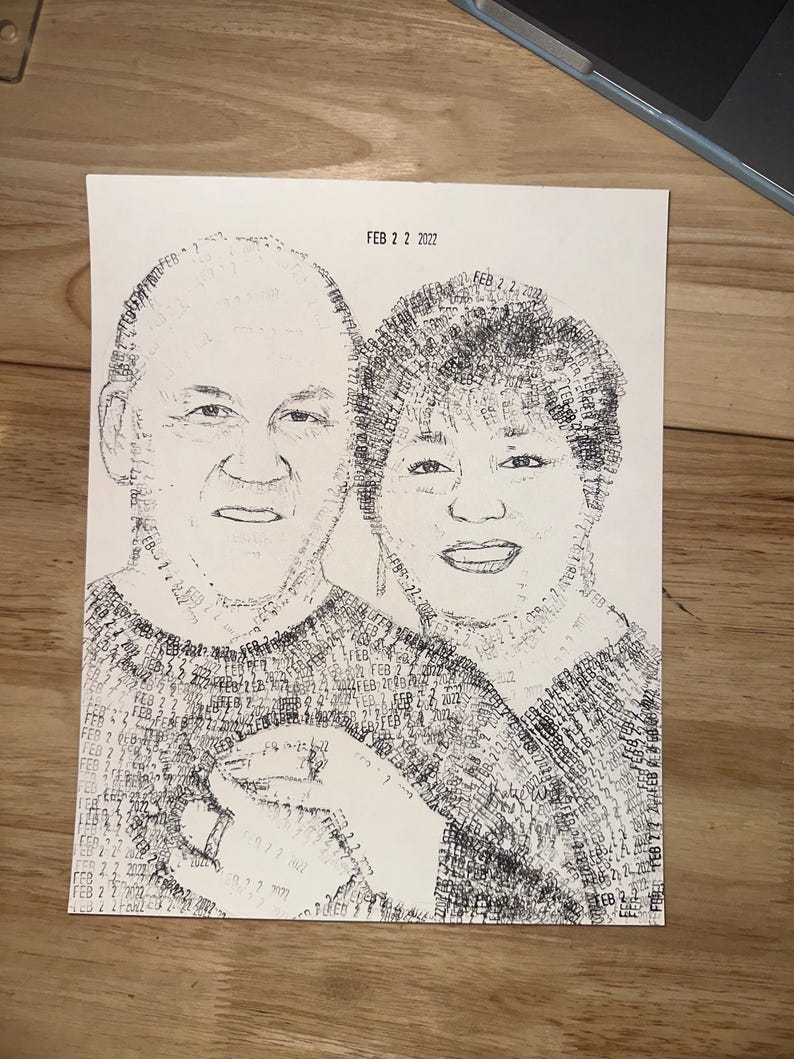 Puede incluir: Un retrato en blanco y negro de dos personas creado enteramente a partir del texto repetido "FEB 2 2 2022". El dibujo muestra a una persona con el pelo corto a la izquierda y a una persona con el pelo hasta los hombros a la derecha, ambas con su&eacute;teres.
