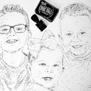 Puede incluir: Un retrato tipogr&aacute;fico en blanco y negro de tres ni&ntilde;os, el ni&ntilde;o de la izquierda lleva gafas y el del centro un lazo en el pelo. Una almohadilla de tinta negra y un peque&ntilde;o sello negro est&aacute;n colocados sobre el retrato.