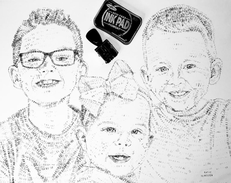 Puede incluir: Un retrato tipogr&aacute;fico en blanco y negro de tres ni&ntilde;os, el ni&ntilde;o de la izquierda lleva gafas y el del centro un lazo en el pelo. Una almohadilla de tinta negra y un peque&ntilde;o sello negro est&aacute;n colocados sobre el retrato.