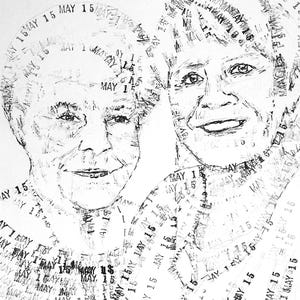 Puede incluir: Un retrato en blanco y negro de dos personas creado mediante sellos repetidos del texto MAY 15 1939. La imagen presenta expresiones faciales y texturas de cabello detalladas formadas por impresiones de tinta superpuestas, con una firma.