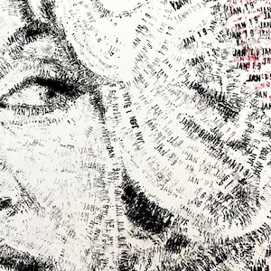 Puede incluir: Una impresi&oacute;n art&iacute;stica en blanco y negro que muestra un rostro humano formado completamente por el texto repetido JAN 19. La densa disposici&oacute;n del texto crea sombras y luces para definir los rasgos faciales, con algunos acentos en rojo.