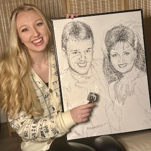 Puede incluir: Un retrato ilustrado en blanco y negro de un hombre y una mujer, creado con letras de texto densas. La obra se muestra junto a una peque&ntilde;a herramienta de medici&oacute;n, indicando un ancho de unos 46 cm y una altura de 61 cm.