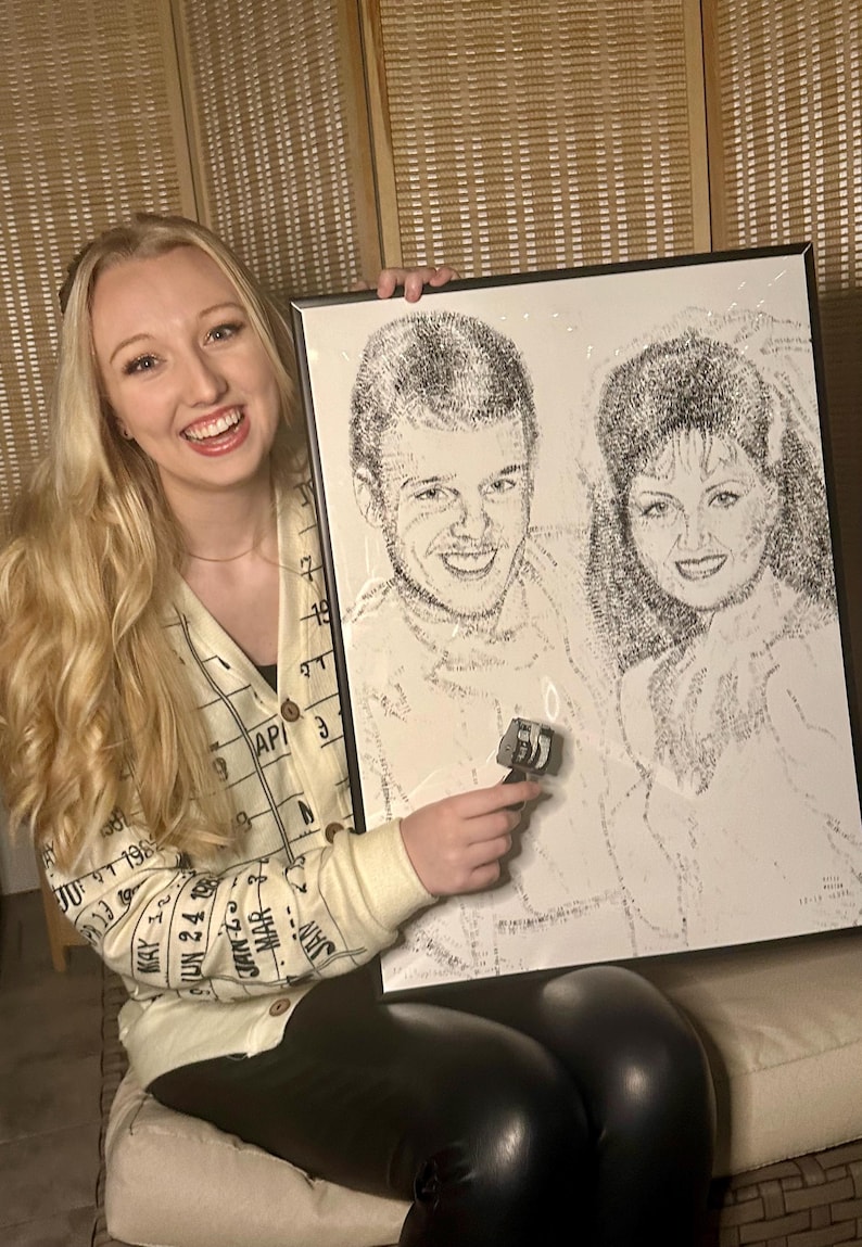 Puede incluir: Un retrato ilustrado en blanco y negro de un hombre y una mujer, creado con letras de texto densas. La obra se muestra junto a una peque&ntilde;a herramienta de medici&oacute;n, indicando un ancho de unos 46 cm y una altura de 61 cm.