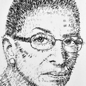 Pode incluir: Uma caneca de cerâmica branca com uma alça preta e o texto "But First, Coffee" em preto, em negrito. A caneca está sobre uma superfície branca.