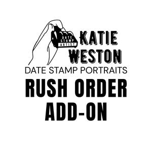 K&ouml;nnte beinhalten: Schwarz-wei&szlig;e Grafik mit dem Text "KATIE WESTON DATE STAMP PORTRAITS RUSH ORDER ADD-ON". Das Bild zeigt eine Hand, die einen Datumsstempel h&auml;lt.