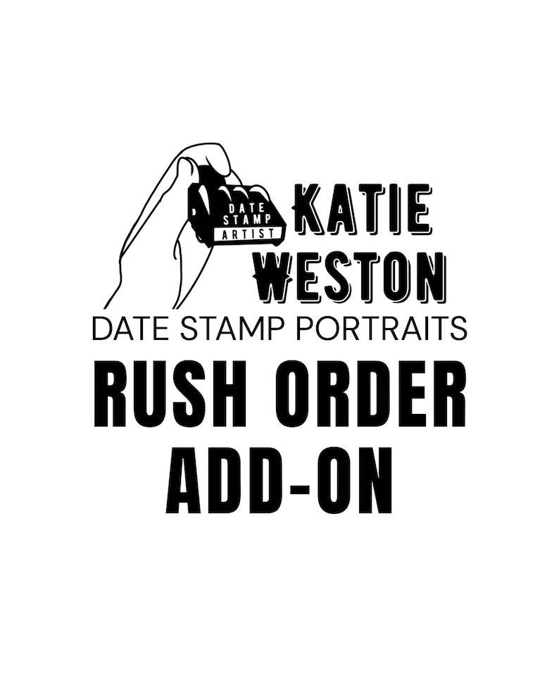 K&ouml;nnte beinhalten: Schwarz-wei&szlig;e Grafik mit dem Text "KATIE WESTON DATE STAMP PORTRAITS RUSH ORDER ADD-ON". Das Bild zeigt eine Hand, die einen Datumsstempel h&auml;lt.