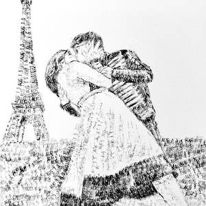Puede incluir: Un dibujo a tinta en blanco y negro que representa a una pareja abraz&aacute;ndose frente a la Torre Eiffel. Toda la imagen est&aacute; compuesta por texto repetido que dice AUG 1 5 2021. Las figuras aparecen en una pose de baile, con la torre a la izquierda.