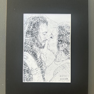Puede incluir: Una impresi&oacute;n art&iacute;stica en blanco y negro que muestra a una pareja en un abrazo cercano, creada completamente con el texto repetido APR 11. La imagen est&aacute; enmarcada con un paspart&uacute; negro. El texto KATIE WESTON aparece en la esquina inferior derecha.