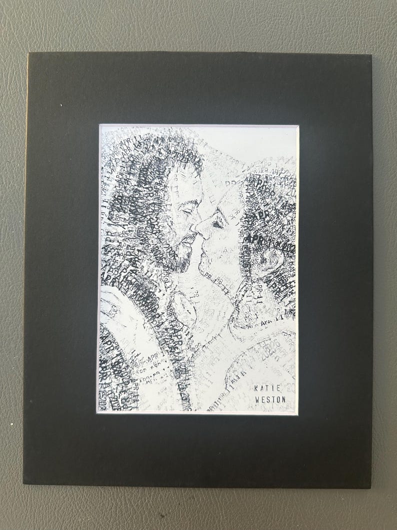 Puede incluir: Una impresi&oacute;n art&iacute;stica en blanco y negro que muestra a una pareja en un abrazo cercano, creada completamente con el texto repetido APR 11. La imagen est&aacute; enmarcada con un paspart&uacute; negro. El texto KATIE WESTON aparece en la esquina inferior derecha.