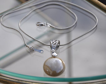 Collar de gota de vidrio taupe perla