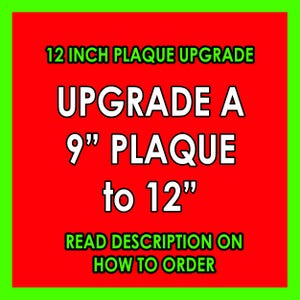 Op de afbeelding: Een rode achtergrond met een groene rand bevat witte tekst met de tekst "12 INCH PLAQUE UPGRADE", "UPGRADE A 9" PLAQUE to 12"" en "READ DESCRIPTION ON HOW TO ORDER".