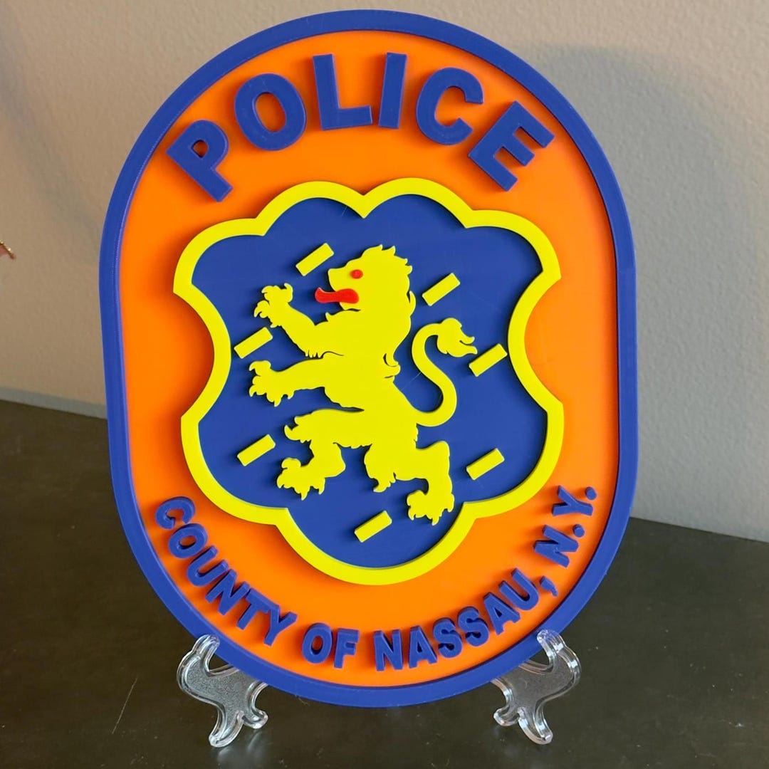 13 badges police USA répliques dont 2 originaux Nassau NY + 4
