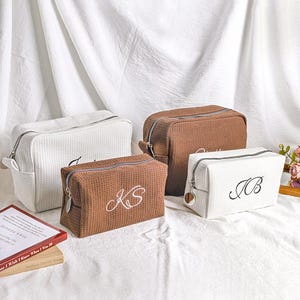 Personalisierte gestickte Waffel Reisekosmetiktasche, benutzerdefinierte Waffel-Kulturbeutel, Brautjungfer Geschenk, Abschlussgeschenke, umweltfreundliches Material