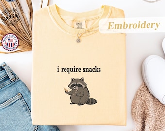 Camiseta bordada con mapache Comfort Colors® "I Require Snacks", divertida camiseta bordada con mapache, regalo para amantes de los animales Goblincore, amantes de los bocadillos, mapache