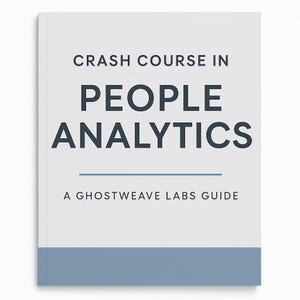 Pode incluir: Um livro de capa dura intitulado "Crash Course in People Analytics". O título está em azul escuro sobre um fundo branco, com o subtítulo "A Ghostweave Labs Guide". Uma faixa azul está visível na parte inferior.