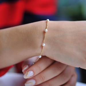 14K Gold Naturperlenarmband, glückliches Ehearmband, minimalistisches, zierliches Armband, Geschenk für Freundin, Geburtstagsgeschenk, Juni Birthstone