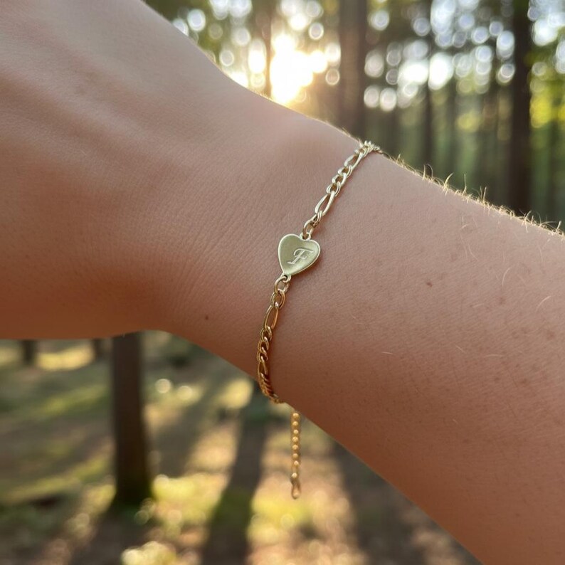 14K Solid Gold Heart Initial Charm Bracelet, Personalized Dainty Figaro Chain Bracelet, Minimal Gold Charm Bracelet Gift for Her, Valentines bild 4