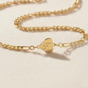 14K Solid Gold Heart Initial Charm Bracelet, Personalized Dainty Figaro Chain Bracelet, Minimal Gold Charm Bracelet Gift for Her, Valentines bild 2