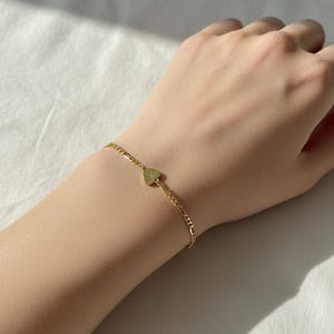 14K Solid Gold Heart Initial Charm Bracelet, Personalized Dainty Figaro Chain Bracelet, Minimal Gold Charm Bracelet Gift for Her, Valentines bild 3