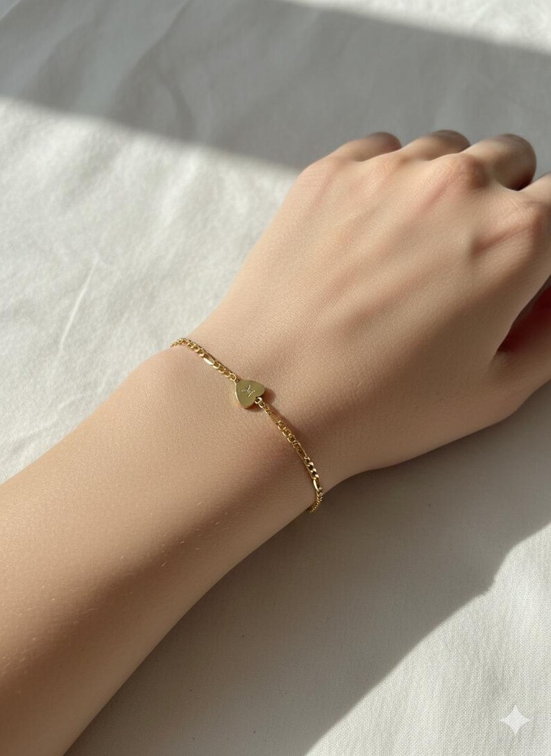14K Solid Gold Heart Initial Charm Bracelet, Personalized Dainty Figaro Chain Bracelet, Minimal Gold Charm Bracelet Gift for Her, Valentines bild 3