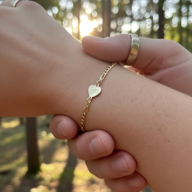 14K Solid Gold Heart Initial Charm Bracelet, Personalized Dainty Figaro Chain Bracelet, Minimal Gold Charm Bracelet Gift for Her, Valentines bild 1