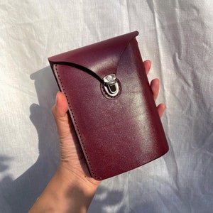 Funda de cuero para pasaporte hecha a mano con clip a presión - Rojo burdeos, Verde caqui, Cartera de viaje estilo vintage, Regalo esencial para viajeros, ULAGOODS