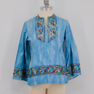 Blusa vintage colorata in denim ricamato