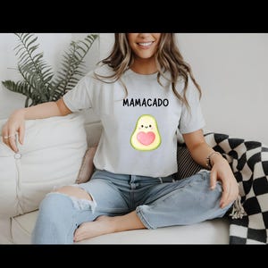 Mamacado T-Shirt – Funny Pregnancy Announcement | Baby Announcement | Gift for Expectant Mothers | Baby Shower Shirt
