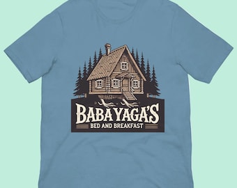 Maglietta del Bed and Breakfast Baba Yaga – T-shirt con grafica della capanna della strega del folklore slavo