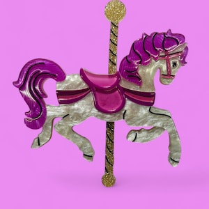 LIPSTICK & CHROME x MAKOKOT - Kirmes Karussell Rosa Pferd Acryl Brosche + Ohrringe