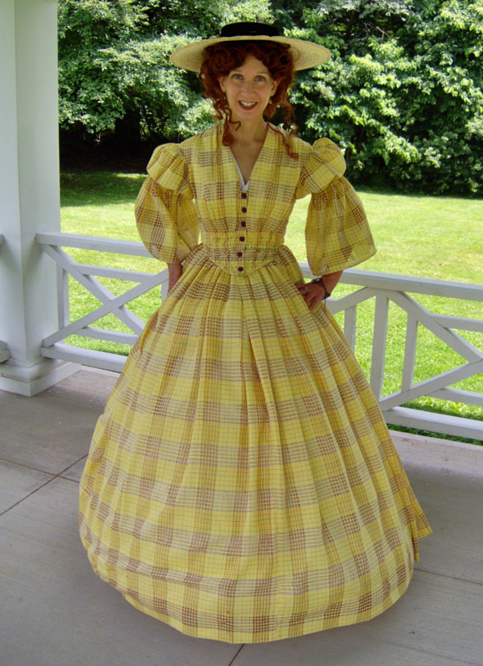 Сделай 1800. Желтое Викторианское платье. Платье 1860. Мужской Викторианский костюм жёлтый. Bustle Dress.