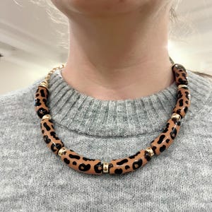 Collier léopard, élégant collier marron et blanc à imprimé animal pour les amateurs d&#39;accessoires avertis, cadeau idéal pour la fête des mères