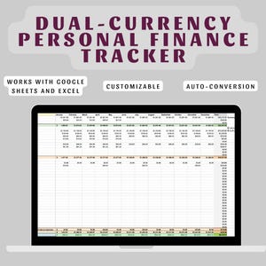 Op de afbeelding: Een laptopscherm dat een spreadsheet toont met een persoonlijke financiële tracker in twee valuta. De spreadsheet heeft kolommen voor elke maand van het jaar en bevat categorieën voor inkomsten en uitgaven. De spreadsheet is getiteld "Dual-Currency Personal Finance Tracker" en is gelabeld met "Werkt met Google Sheets en Excel", "Aanpasbaar" en "Automatische conversie".