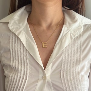 Elegante collar con inicial, personalizado, dorado, plateado y rosa. Joyería hecha a mano. Regalo personalizado.