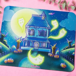 Peut inclure: Une illustration bleue et verte d'une maison hantée avec une lune en croissant et des fantômes lumineux. La maison a un porche et une clôture. Le fond est un ciel nocturne étoilé.