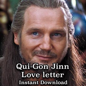 Puede incluir: Un retrato de cerca de un hombre con cabello largo y castaño claro. Está sonriendo y mirando a la cámara. El texto "Qui-Gon Jinn Love letter Instant Download" está debajo de él.