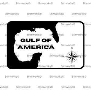 Puede incluir: Gráfico en blanco y negro con el texto "GULF OF AMERICA" y una rosa de los vientos. El diseño tiene forma rectangular con esquinas redondeadas, y se ve el contorno de una masa terrestre.