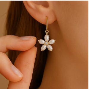 Dainty Daisy Pearl Jewelry Set – Freshwater Pearl Earrings & Bracelet, Bridal Flower Hoop Earrings, Wedding Jewelry Gift