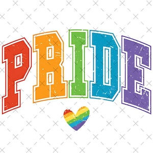 Puede incluir: La palabra "PRIDE" en colores del arcoíris con un efecto desgastado, arqueada sobre un corazón arcoíris. El diseño está sobre un fondo blanco con un patrón sutil y repetitivo de pequeñas cruces.