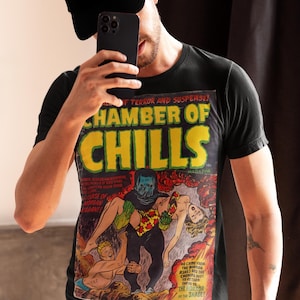 Chamber of Chills レトロコミックブックカバー Tシャツ - クラシックホラーグラフィックTシャツ