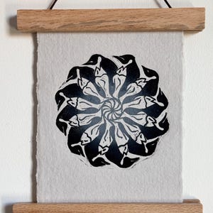 Kleine linoprint - vispinguïns op handgeschept papier met gratis cadeaubon