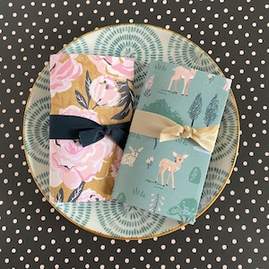 Juego de 2 cuadernos de bolsillo con diseño floral de bosque, hechos a mano.